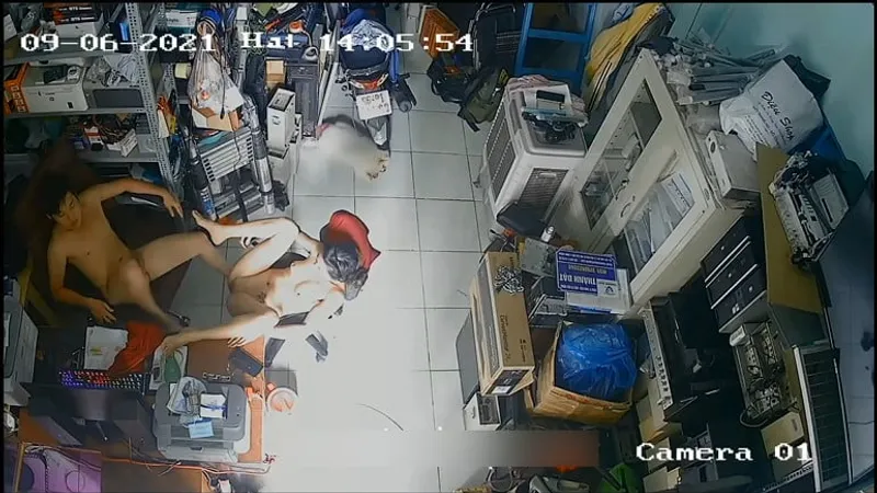 Cô vợ chồng yêu địt nhau trong của hàng máy tính