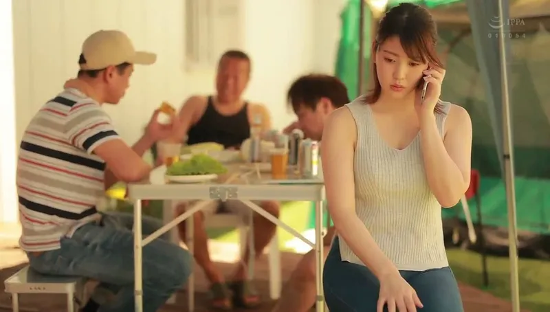 Chồng yêu khờ để bà xã tham gia sự kiện cắm trại với mấy gã nhà sát bên và cái kết