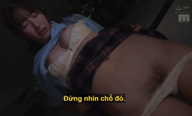 Ông chủ mưu tính quan hệ với cô nhân viên kiêu kỳ lười nhác, suốt ngày chỉ chăm chăm nhắn tin yêu đương với người yêu.