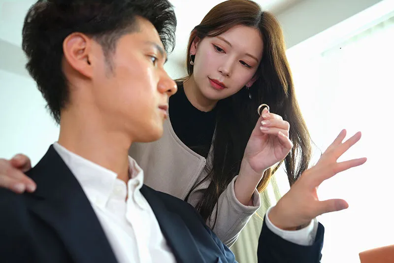 Bà xã đi đi chơi, gã chồng ở nhà bị nhỏ em người vợ gạ quan hệ không trượt phát nào